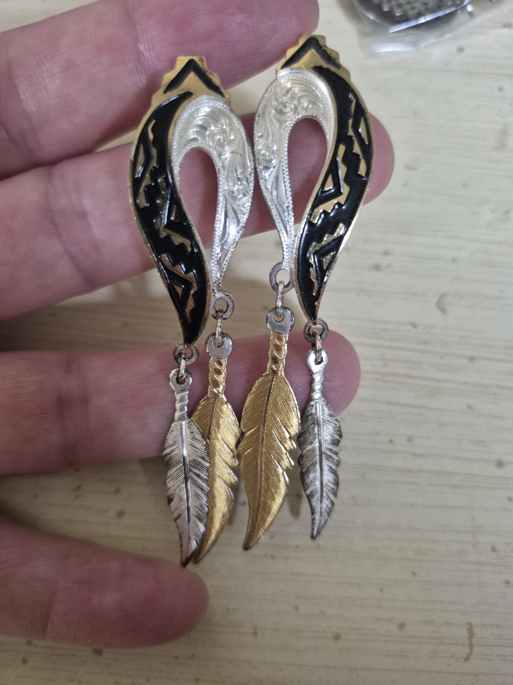 VTG Western Two-Tone Gold & Silver Dangle Earrings w/ Black Enamel Feathers